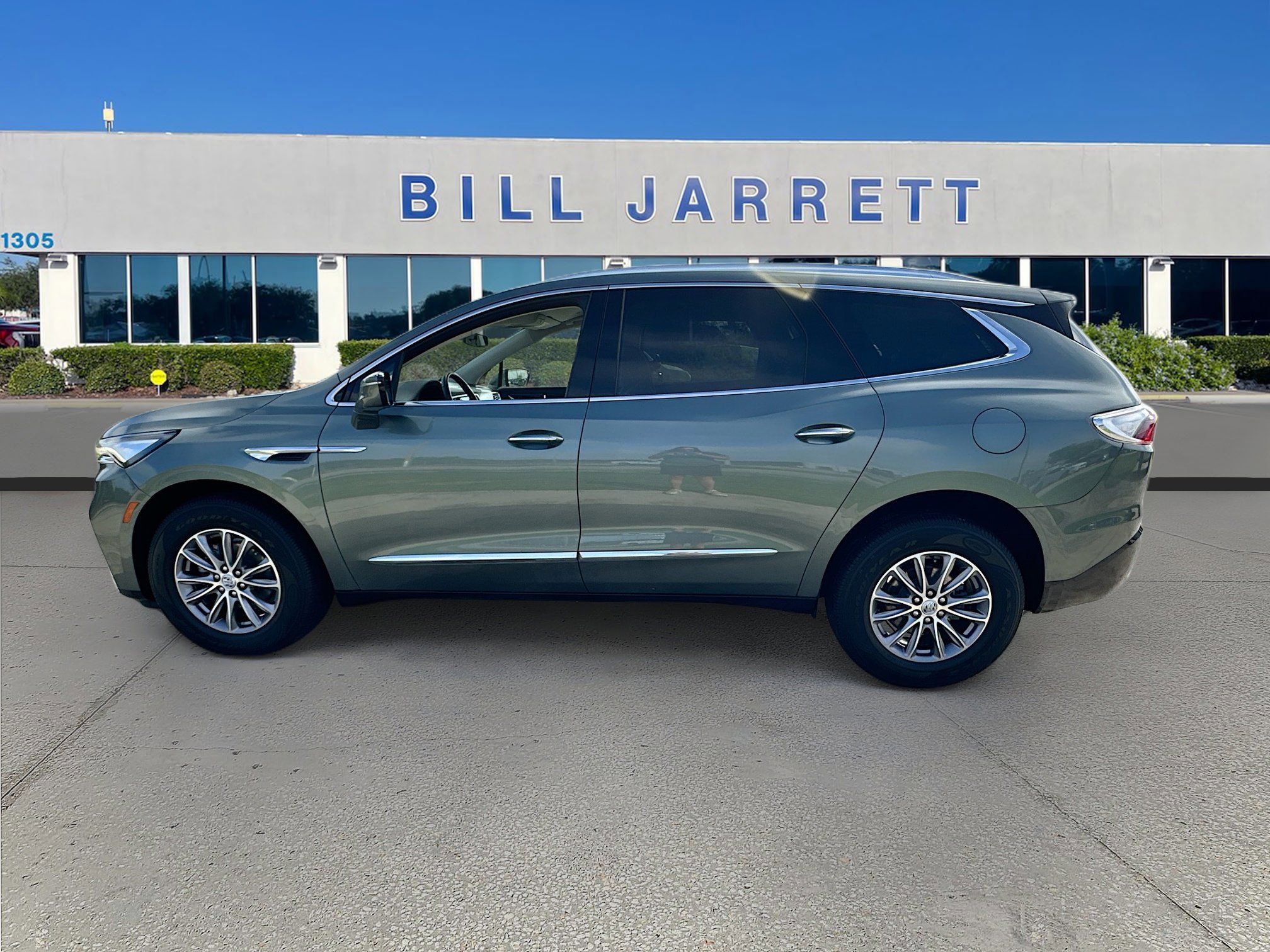 Used 2023 Buick Enclave Essence image 2