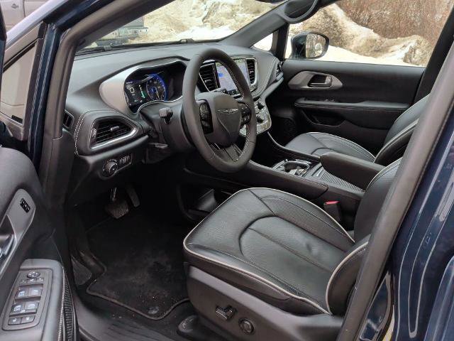 Used 2025 Chrysler Pacifica Limited w/ Uconnect Theater Family Group image 22