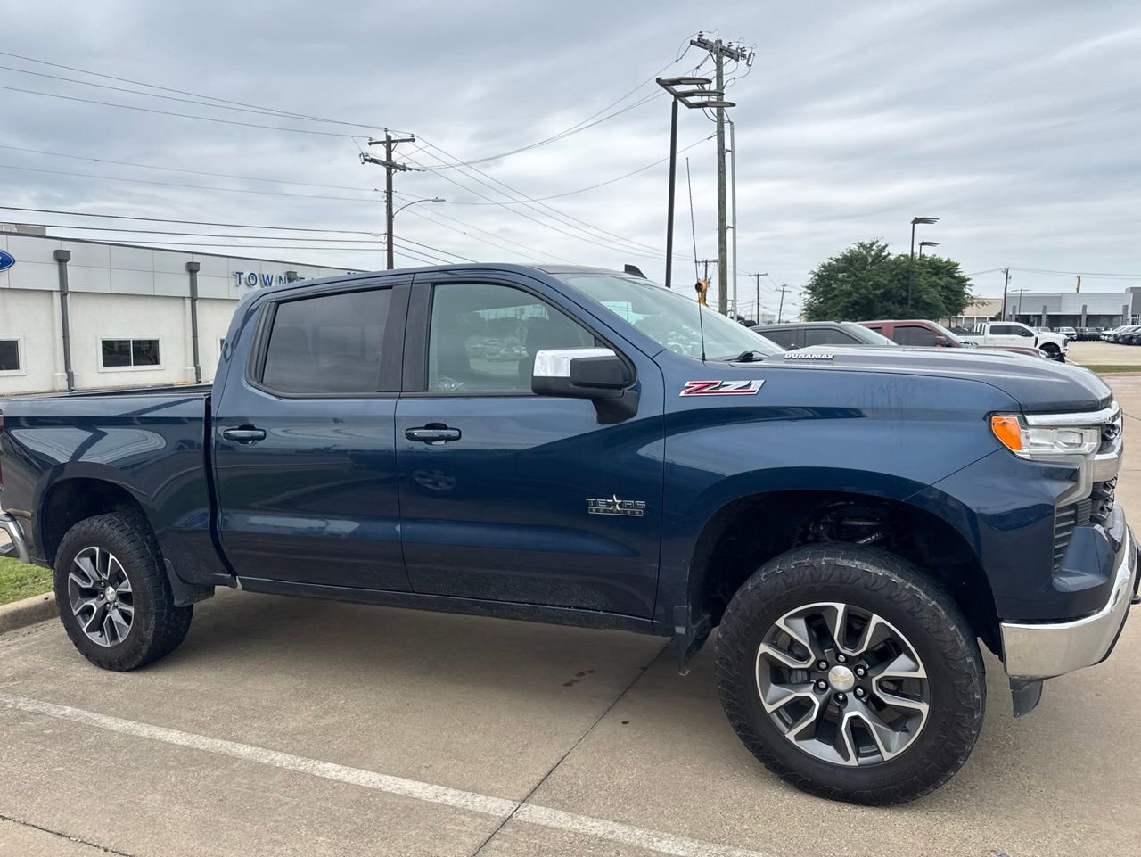 Used 2022 Chevrolet Silverado 1500 LT AWD/4WD image 4