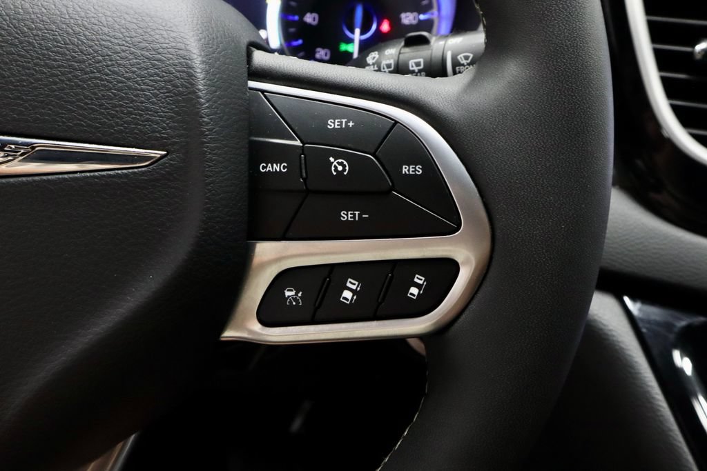 Used 2025 Chrysler Pacifica Select FWD image 28