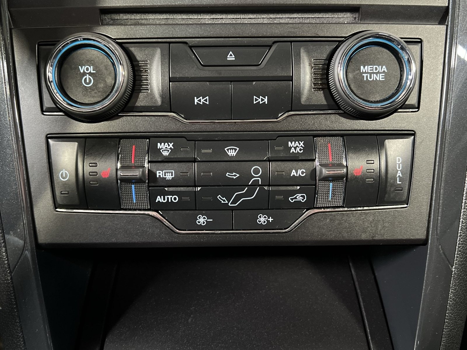Certified 2018 Ford Explorer XLT w/ Equipment Group 202A AWD/4WD image 21