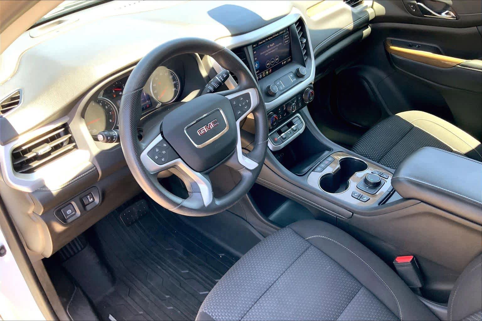 Used 2021 GMC Acadia SLE w/ Driver Convenience Package FWD image 18
