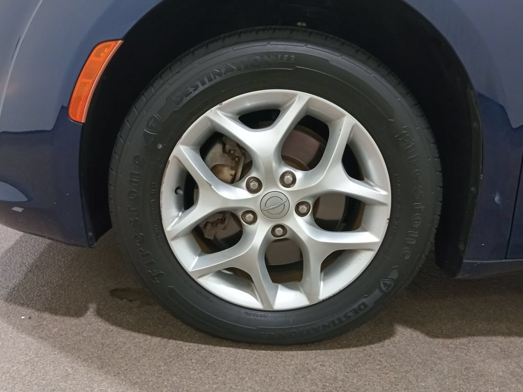 Used 2019 Chrysler Pacifica Touring Plus w/ Tire & Wheel Group FWD image 13