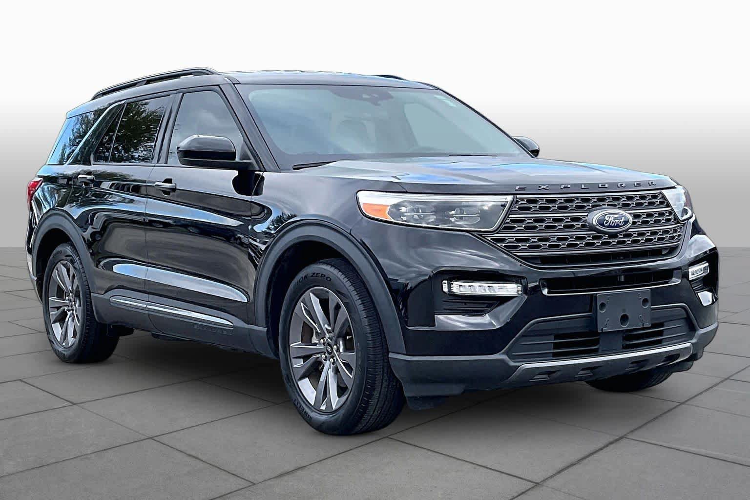 Certified 2023 Ford Explorer XLT RWD image 3