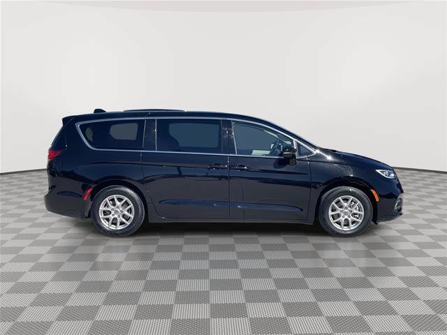 Used 2024 Chrysler Pacifica Touring-L FWD image 6