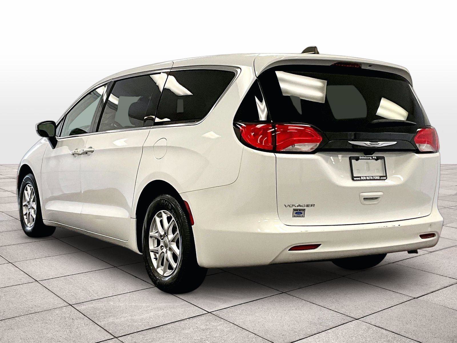 Used 2023 Chrysler Voyager LX image 10