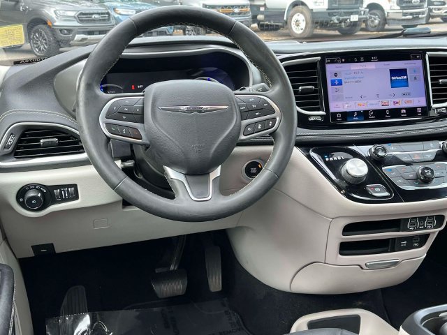 Used 2022 Chrysler Pacifica Touring-L FWD image 14