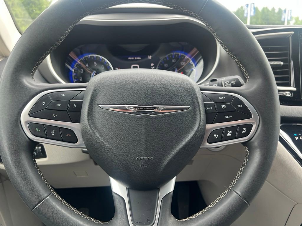 Used 2023 Chrysler Pacifica Touring-L FWD image 20