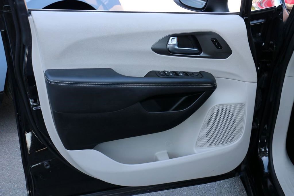 Used 2023 Chrysler Pacifica Touring-L FWD image 14