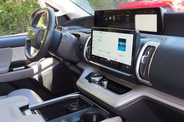 Certified 2025 Ford Expedition Active AWD/4WD image 10