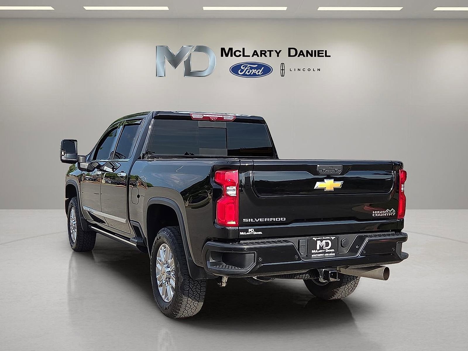 Used 2024 Chevrolet Silverado 2500 High Country w/ High Country Premium Package AWD/4WD image 4