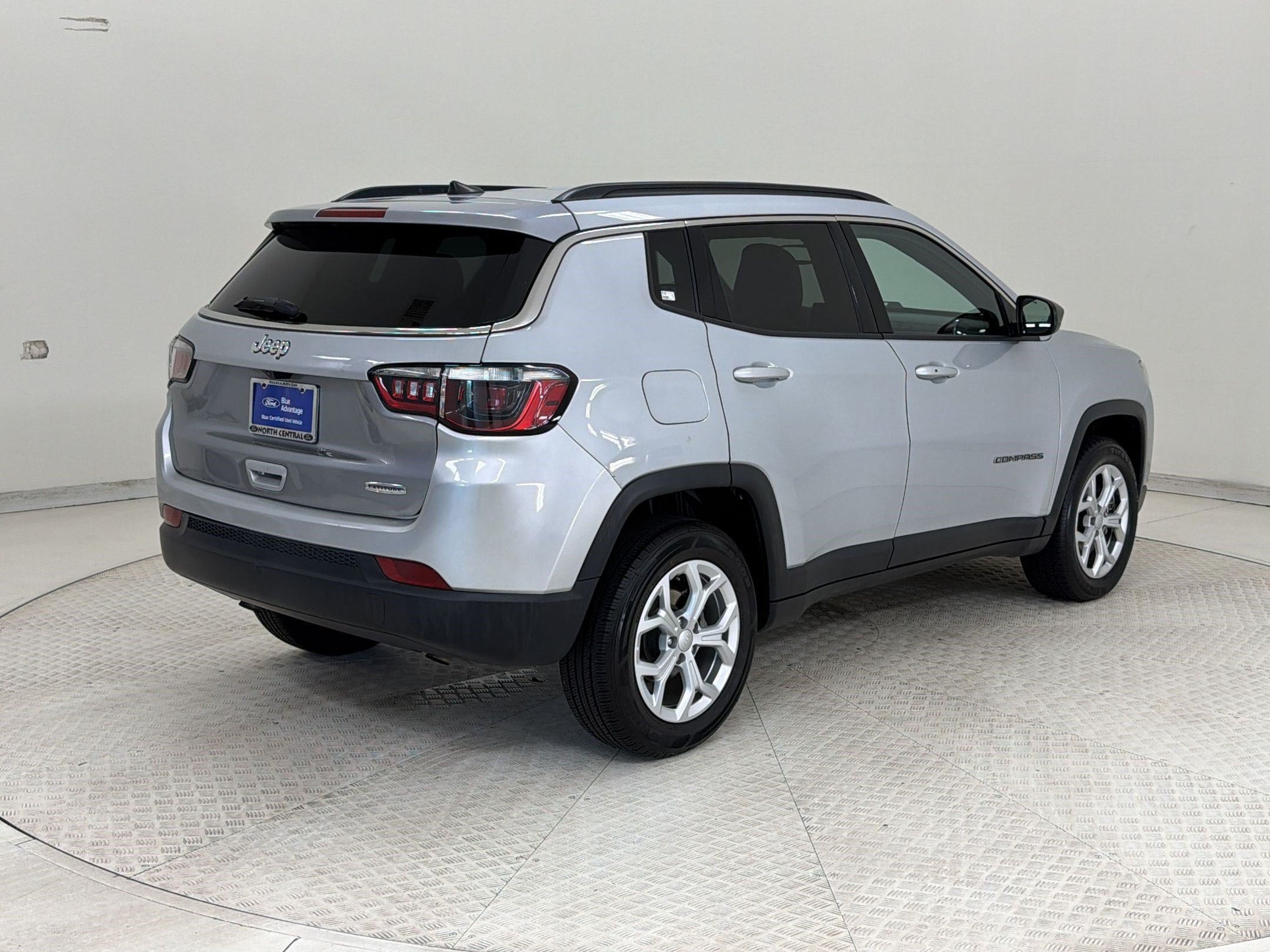 Used 2024 Jeep Compass Latitude AWD/4WD image 9