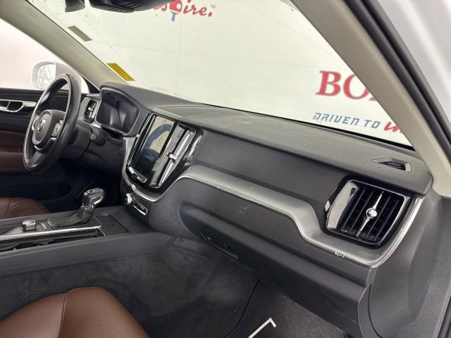 Used 2018 Volvo XC60 T6 Momentum w/ Advanced Package image 17