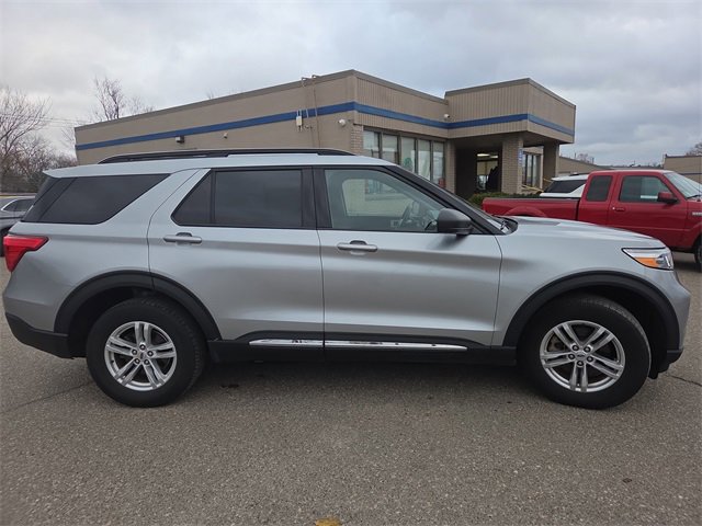 Certified 2022 Ford Explorer XLT w/ Equipment Group 202A image 3