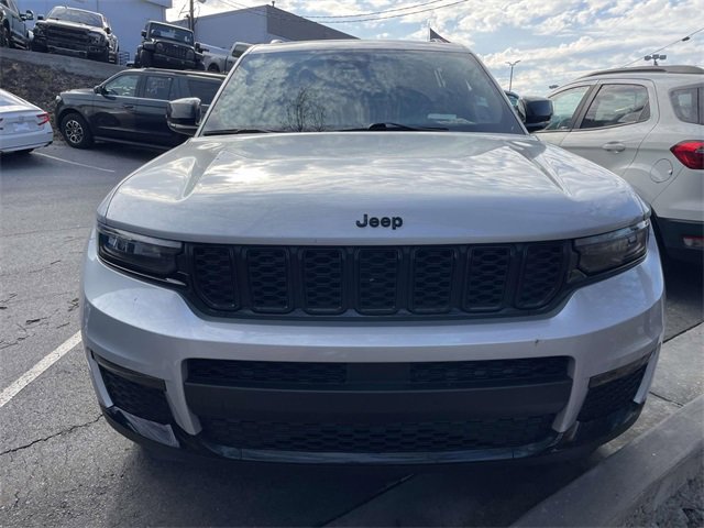 Used 2024 Jeep Grand Cherokee L Limited w/ Black Appearance Package image 10