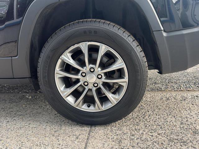 Used 2019 Jeep Cherokee Latitude Plus w/ Comfort/Convenience Group image 34