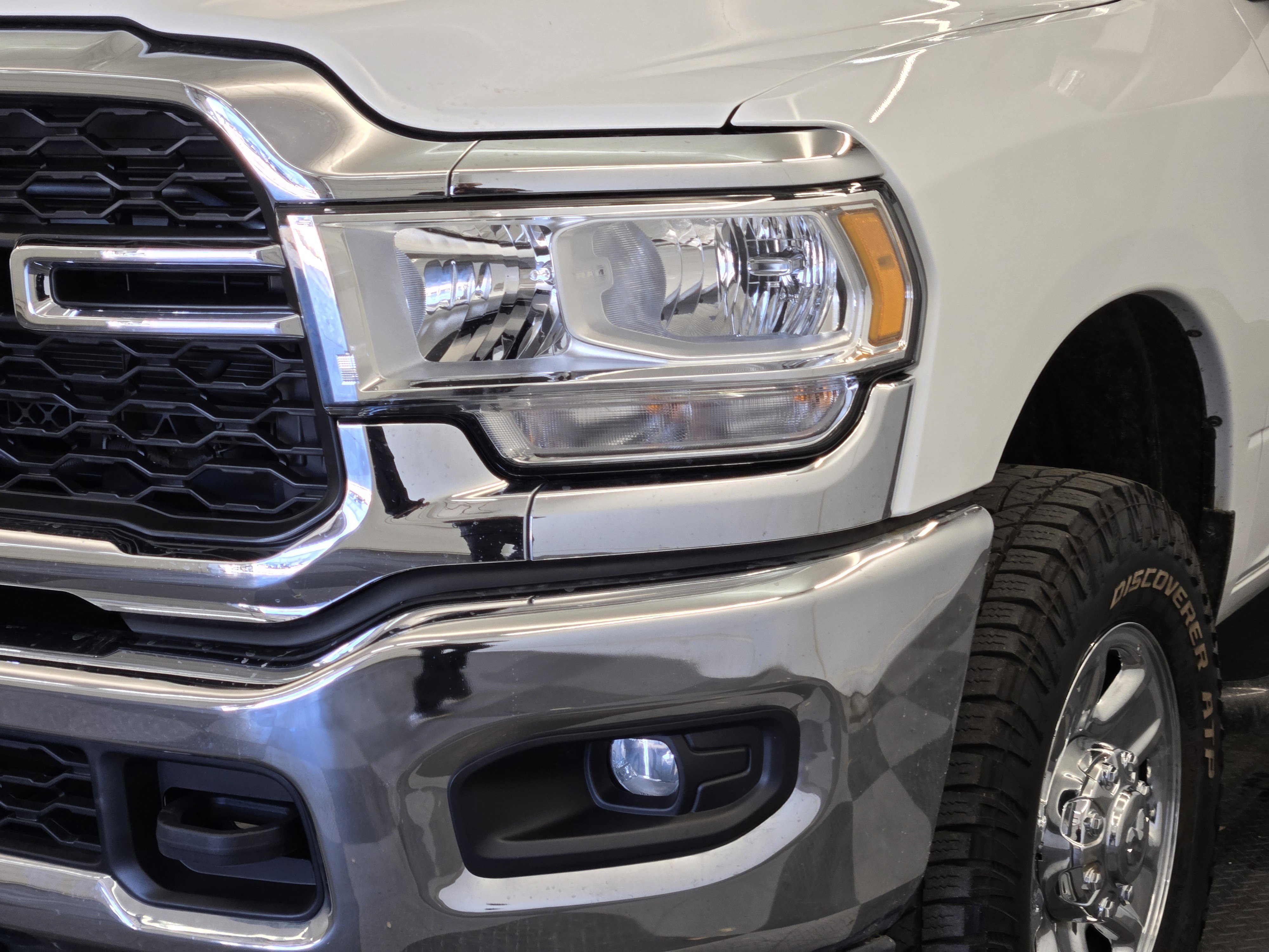 Used 2023 RAM 2500 Tradesman w/ Chrome Appearance Group image 8