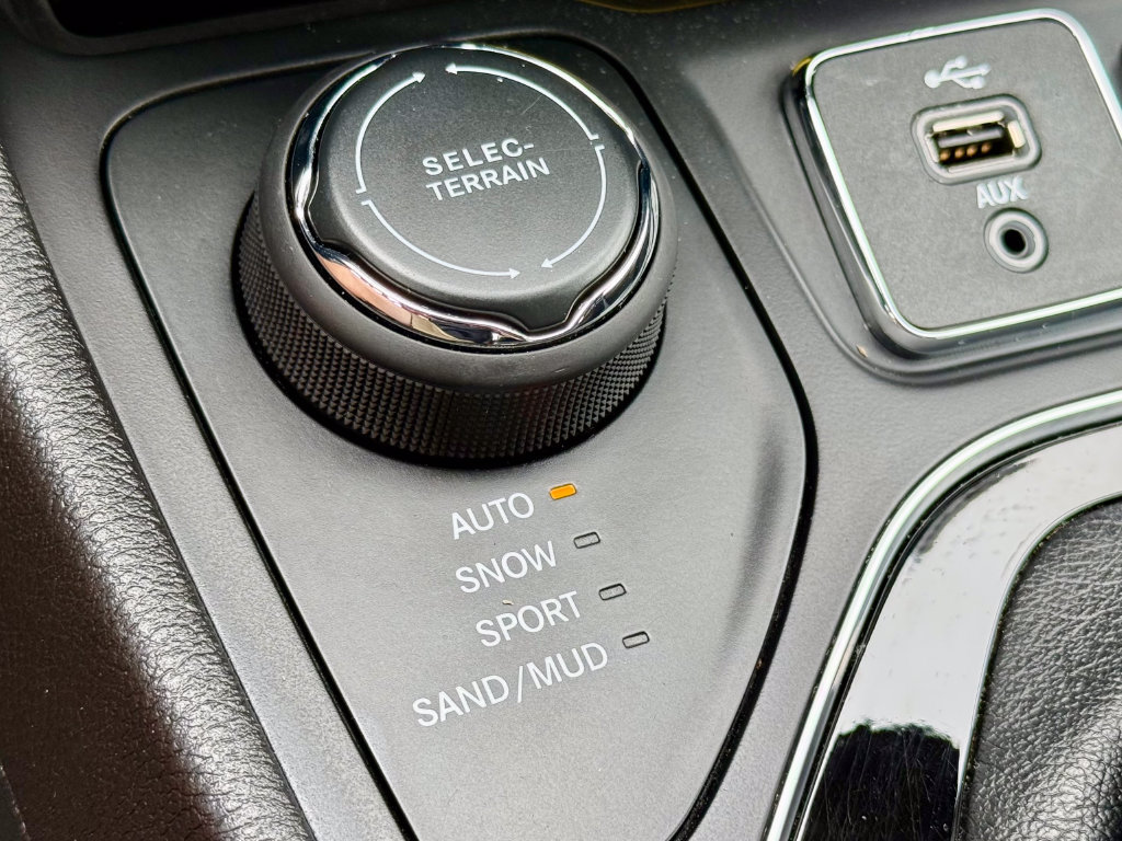 Used 2019 Jeep Cherokee Limited AWD/4WD image 32