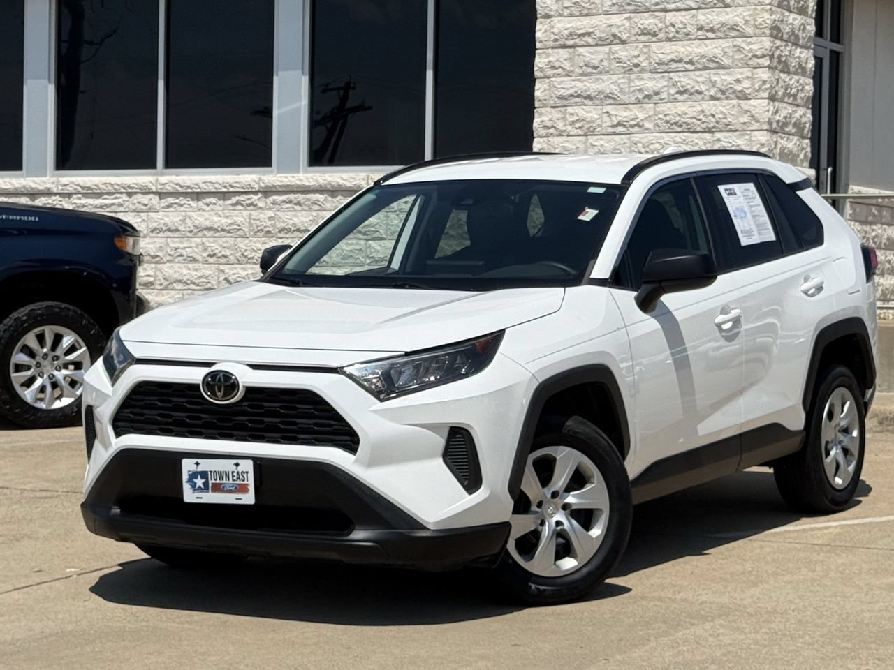 Used 2020 Toyota RAV4 LE FWD image 2