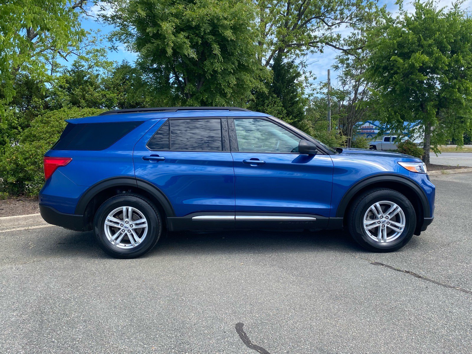 Certified 2023 Ford Explorer XLT AWD/4WD image 3