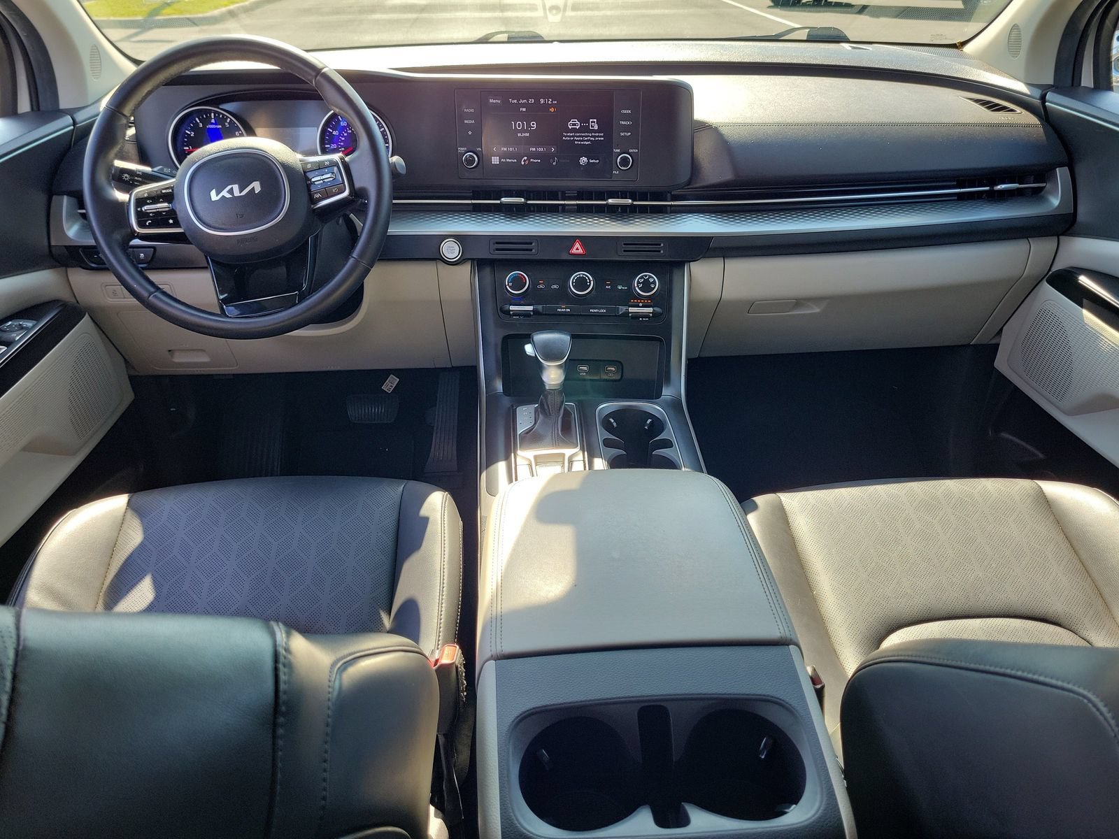 Used 2022 Kia Carnival LX FWD image 12