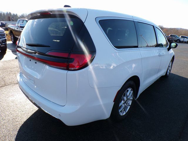 Used 2024 Chrysler Pacifica Touring-L FWD image 4