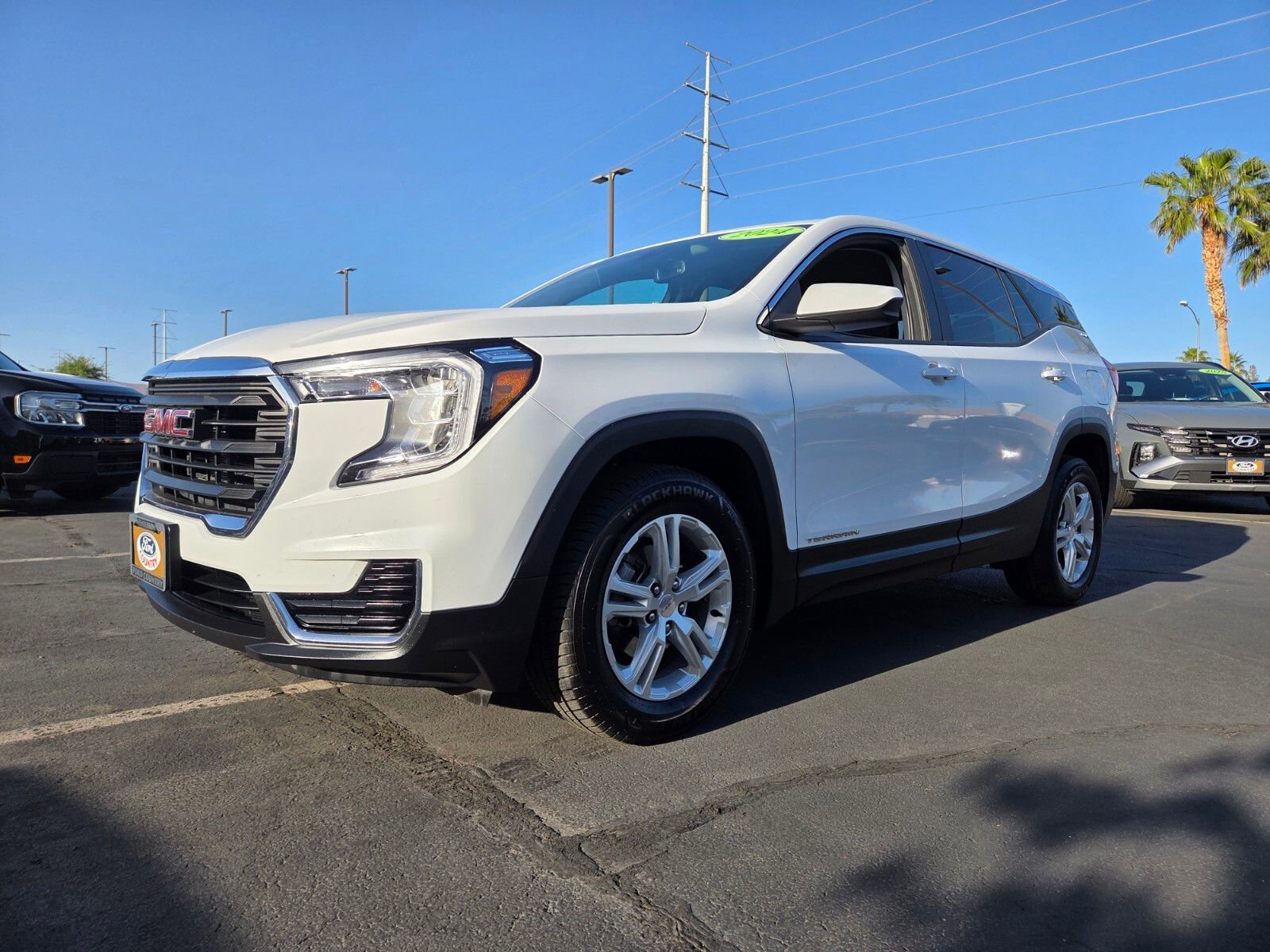 Used 2024 GMC Terrain SLE FWD image 2