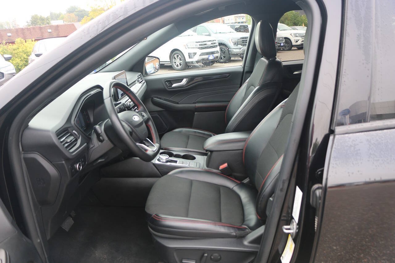 Certified 2025 Ford Escape ST-Line Select AWD/4WD image 29