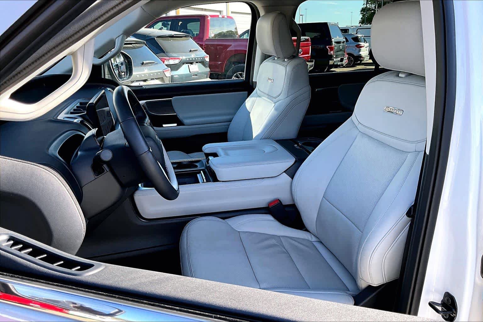 Certified 2025 Ford Expedition Platinum AWD/4WD image 8