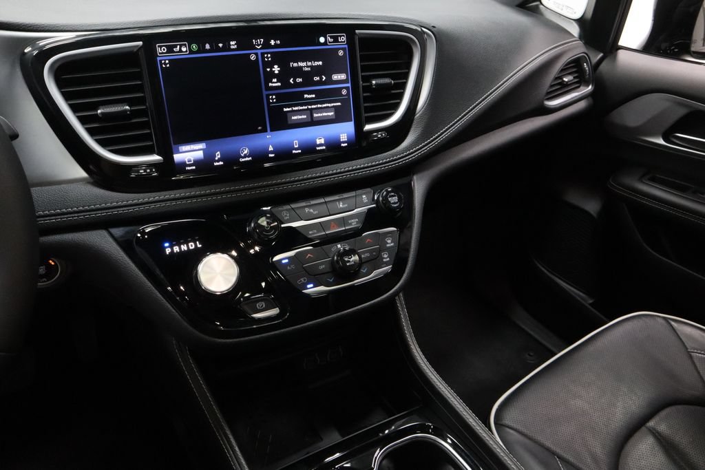 Used 2025 Chrysler Pacifica Limited FWD image 31