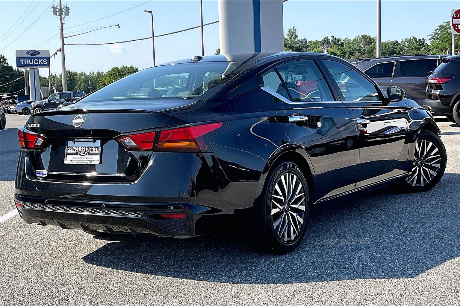 Used 2025 Nissan Altima 2.5 SV FWD image 12
