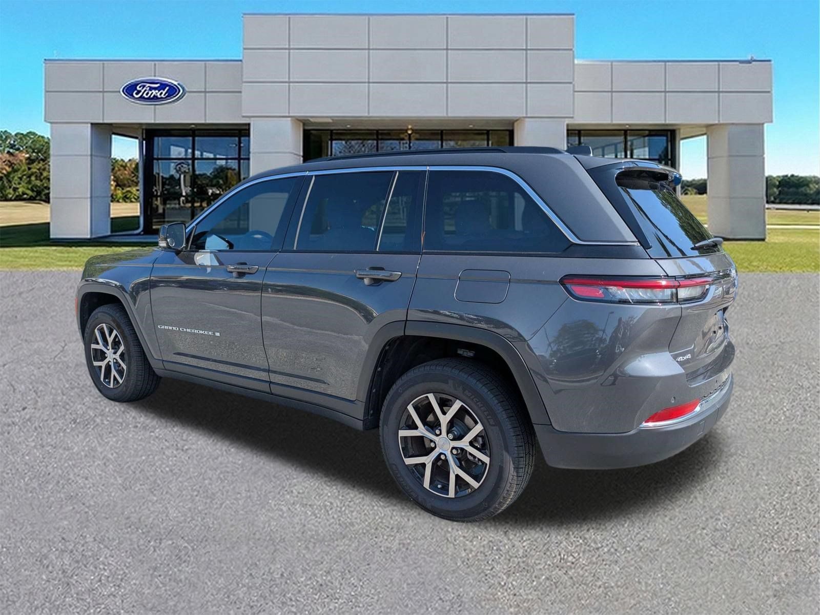 Used 2025 Jeep Grand Cherokee Limited w/ Luxury Tech Group II AWD/4WD image 3