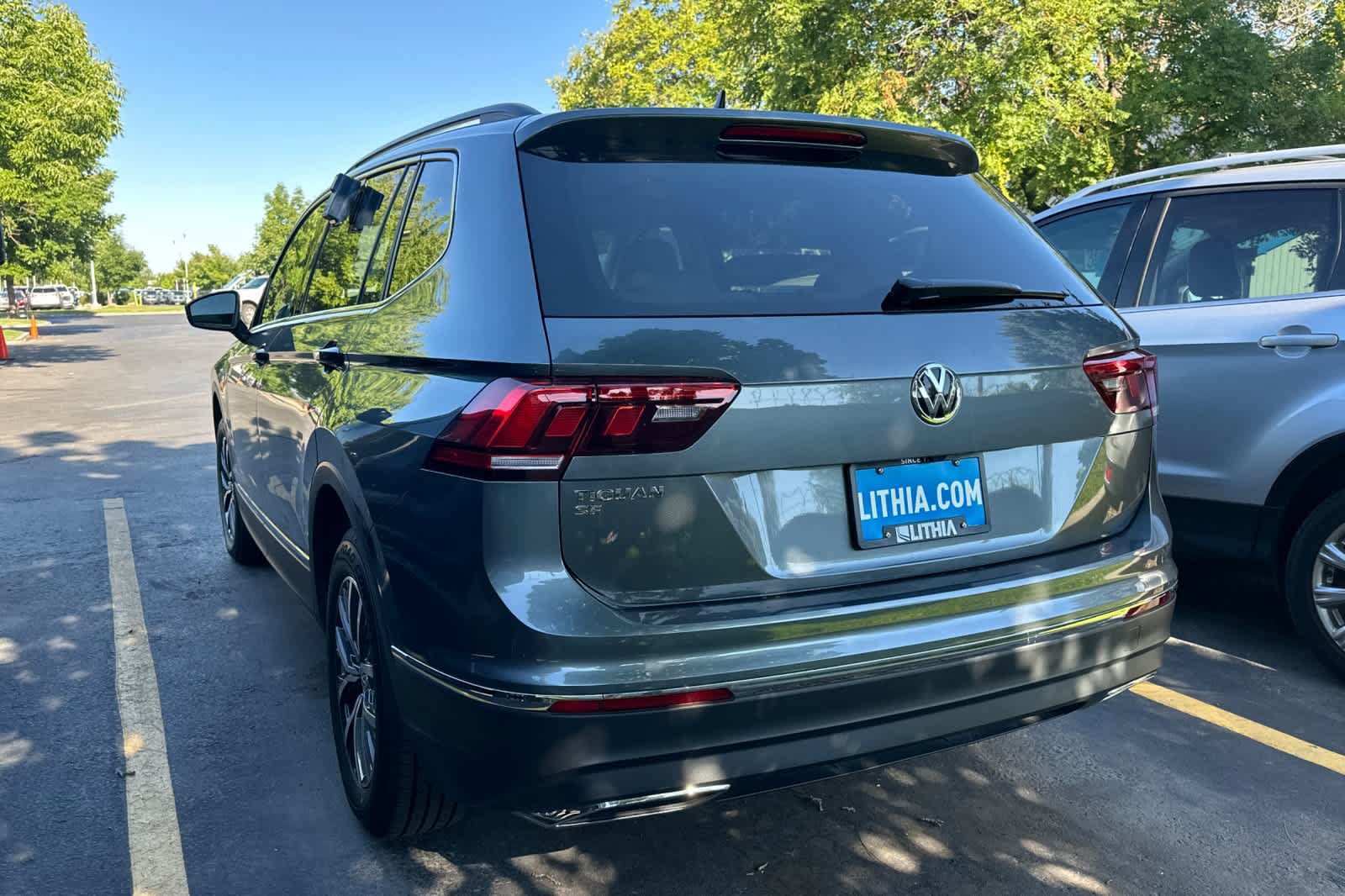 Used 2020 Volkswagen Tiguan SE w/ Panoramic Sunroof Package FWD image 6