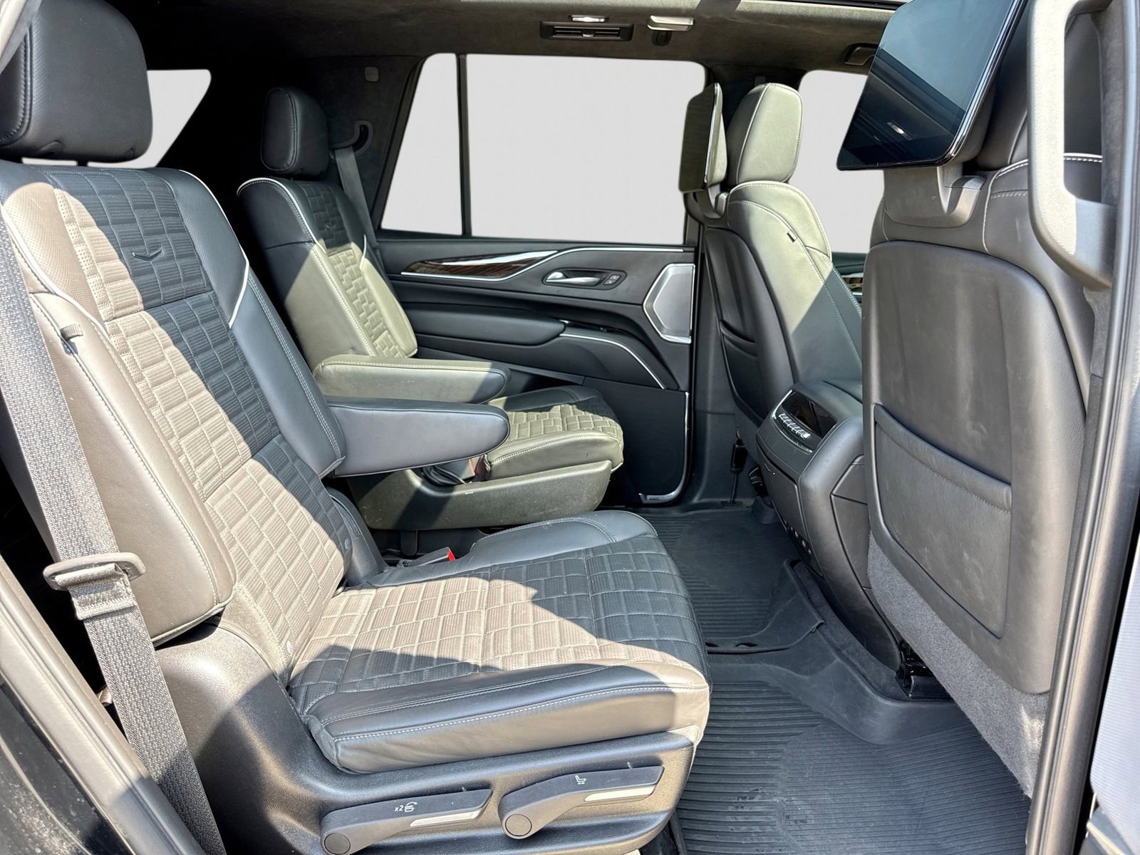 Used 2023 Cadillac Escalade Sport Platinum w/ LPO, ONYX Package AWD/4WD image 25