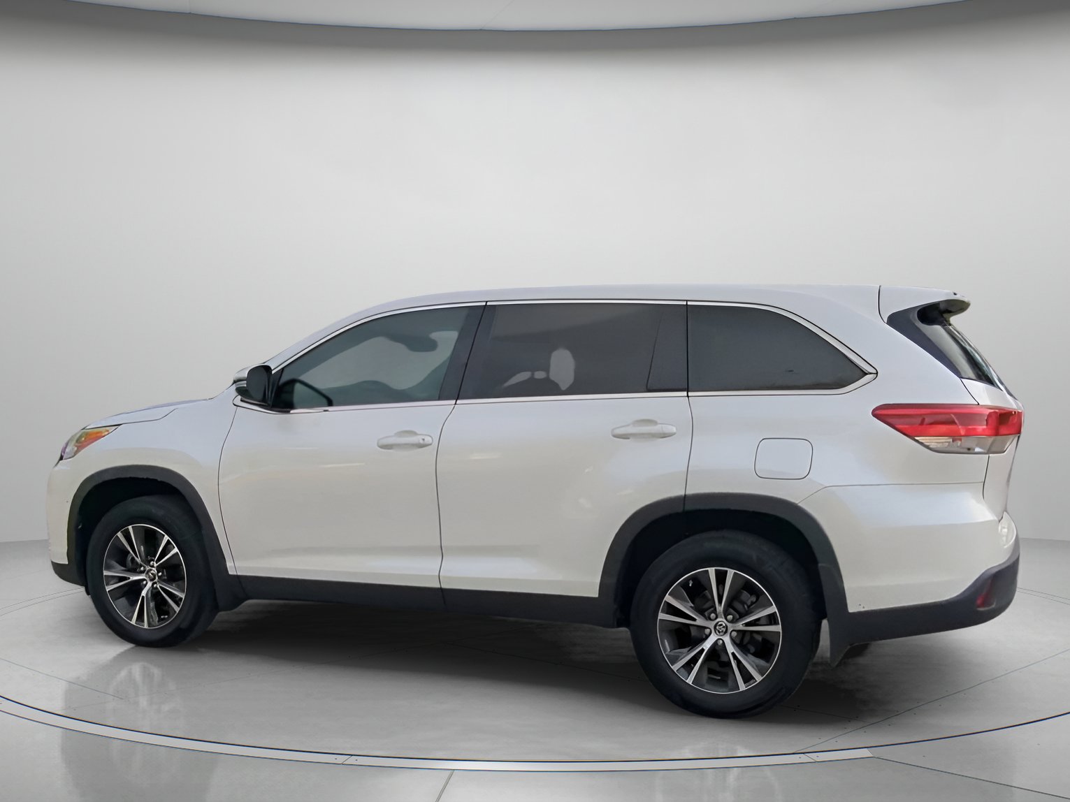 Used 2019 Toyota Highlander LE FWD image 18