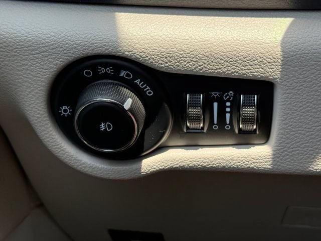 Used 2023 Chrysler Pacifica Touring-L FWD image 13