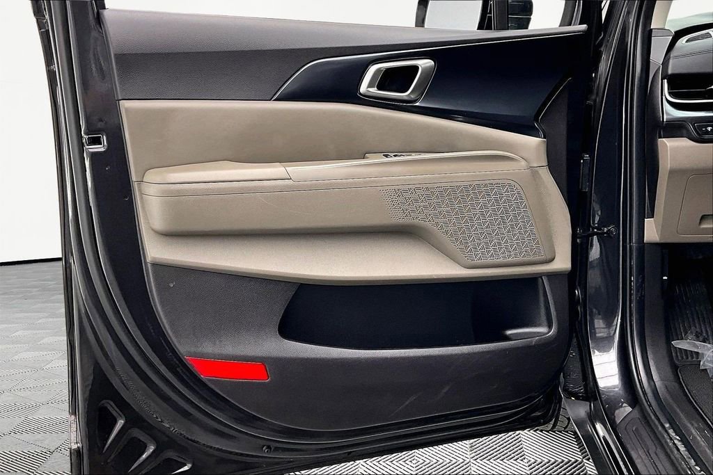 Used 2025 Kia Carnival LXS image 23