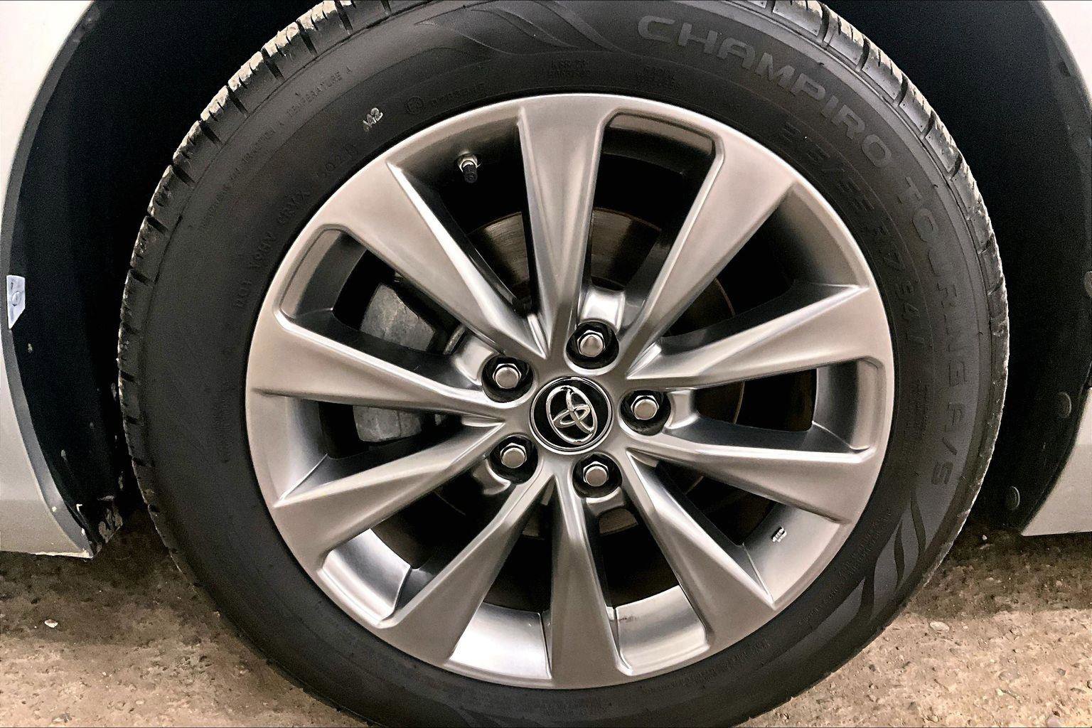 Used 2017 Toyota Camry XLE w/ Moonroof Package image 8