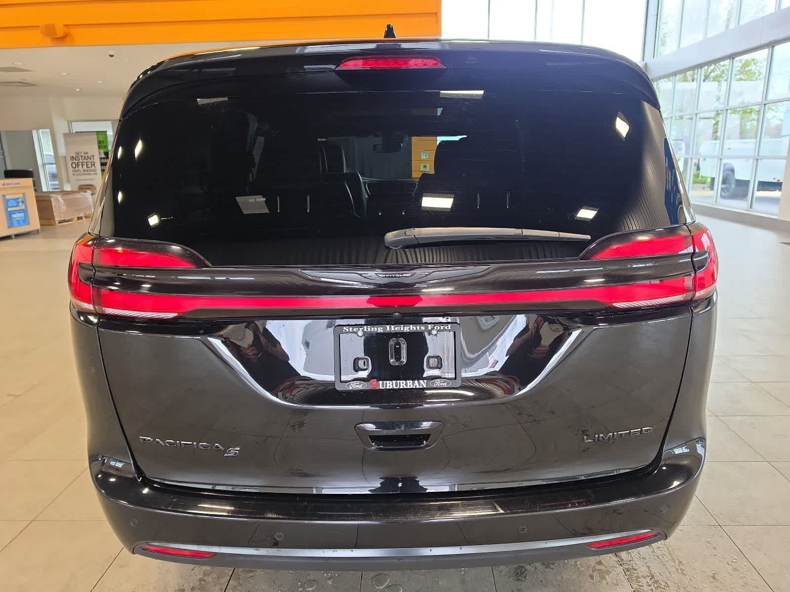 Used 2025 Chrysler Pacifica Limited FWD image 10