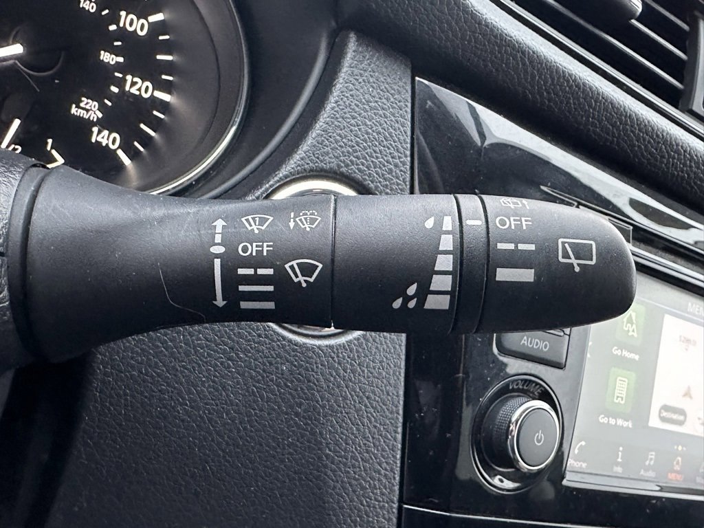 Used 2018 Nissan Rogue SV w/ Premium Package image 25