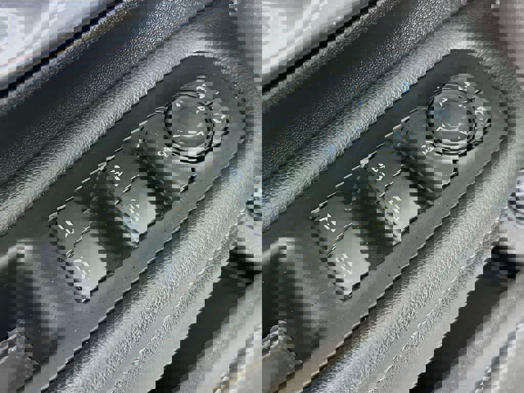 Used 2024 GMC Terrain SLT image 28