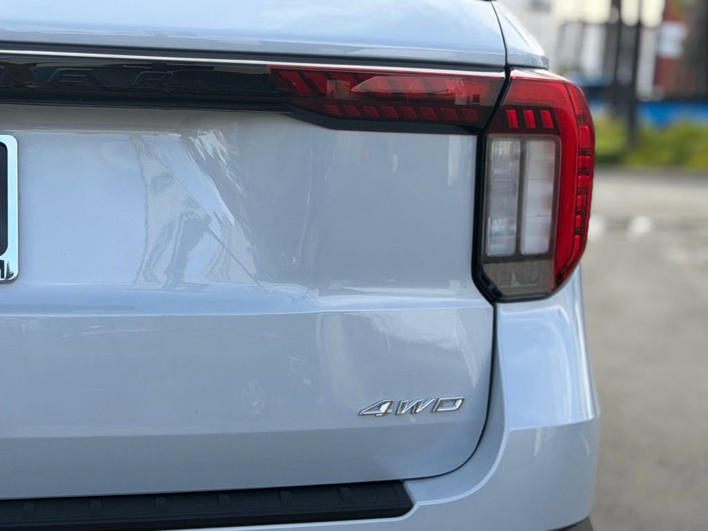 Certified 2025 Ford Explorer Platinum w/ LUX Leather Package image 12