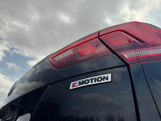 Used 2020 Volkswagen Tiguan SE R-Line image 31