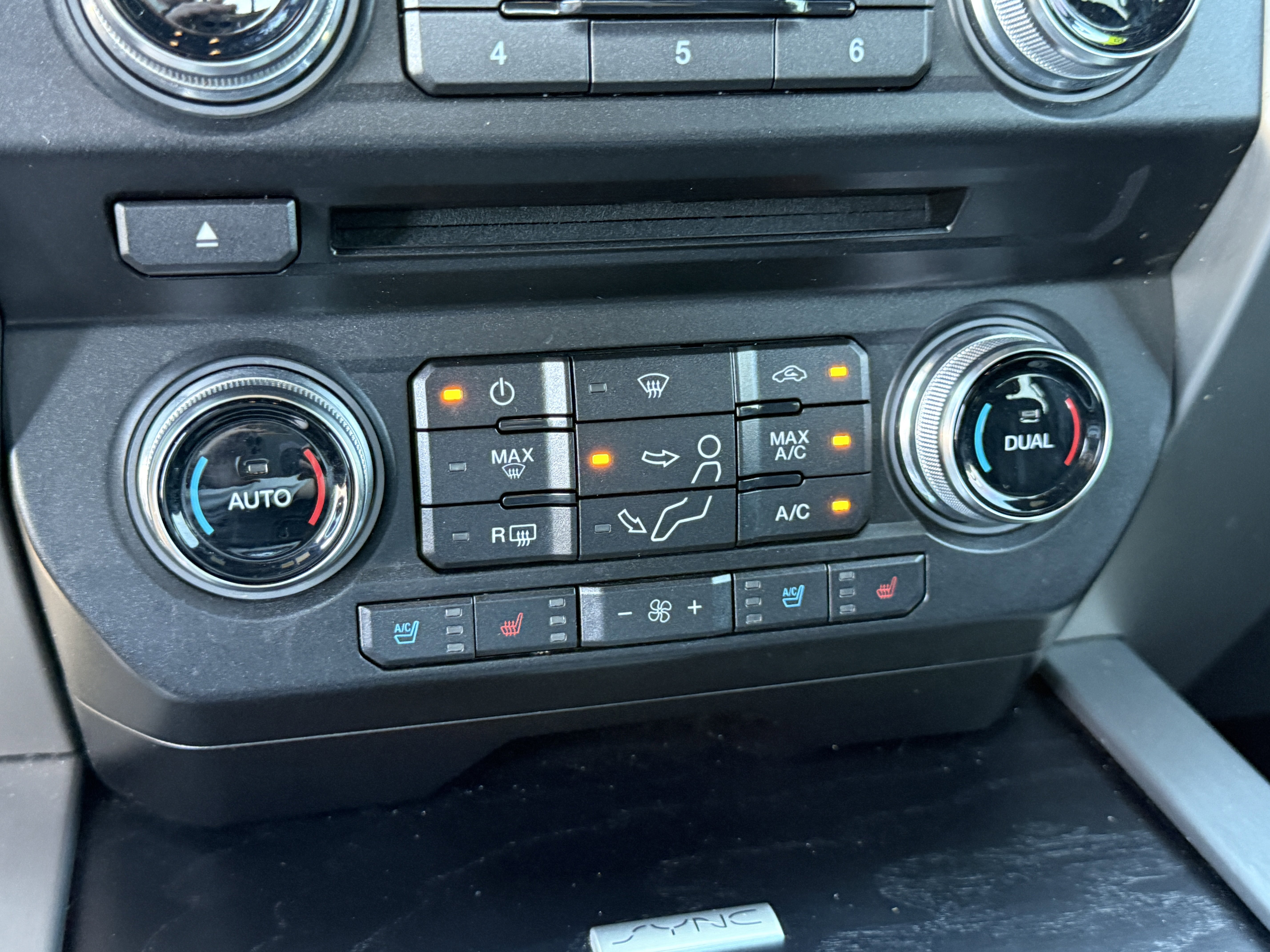 Certified 2018 Ford F450 Platinum w/ Platinum Ultimate Package image 21