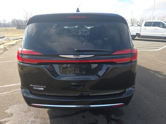 Used 2023 Chrysler Pacifica Touring-L image 3