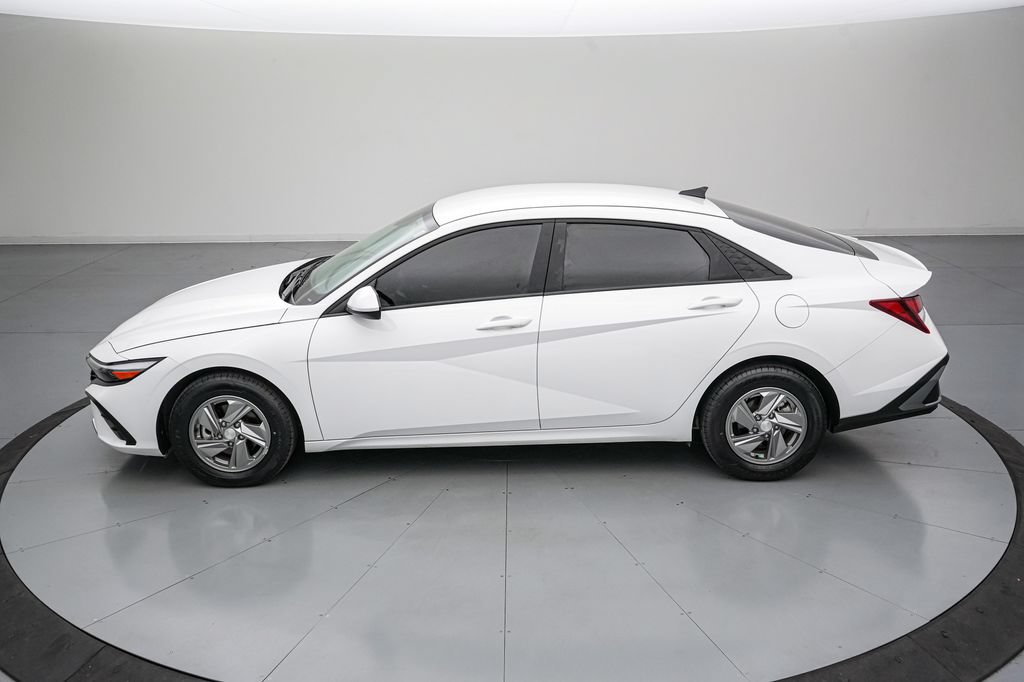 Used 2025 Hyundai Elantra SE FWD image 7