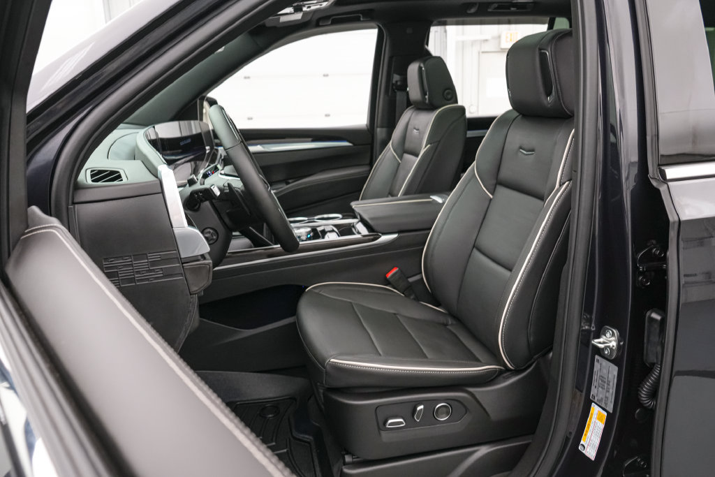Used 2026 Cadillac Escalade Luxury w/ LPO, Radiant Package AWD/4WD image 13