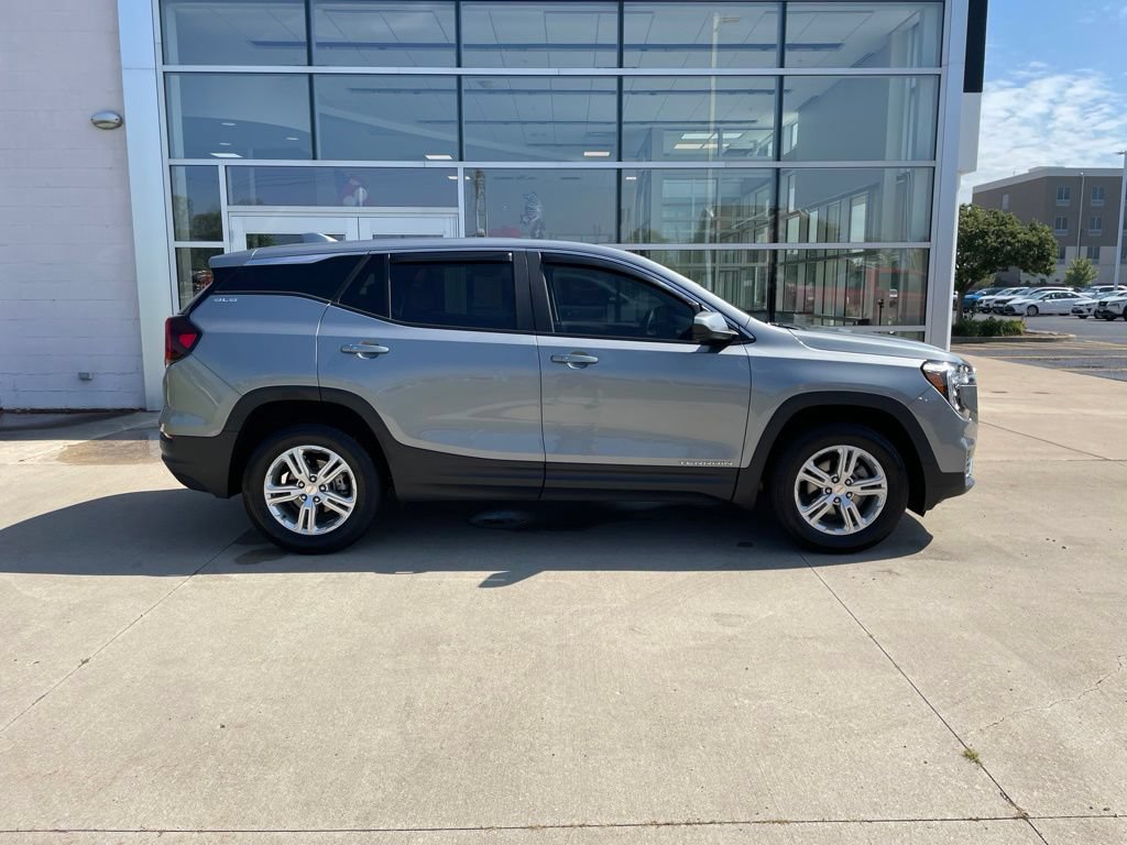 Used 2024 GMC Terrain SLE AWD/4WD image 4