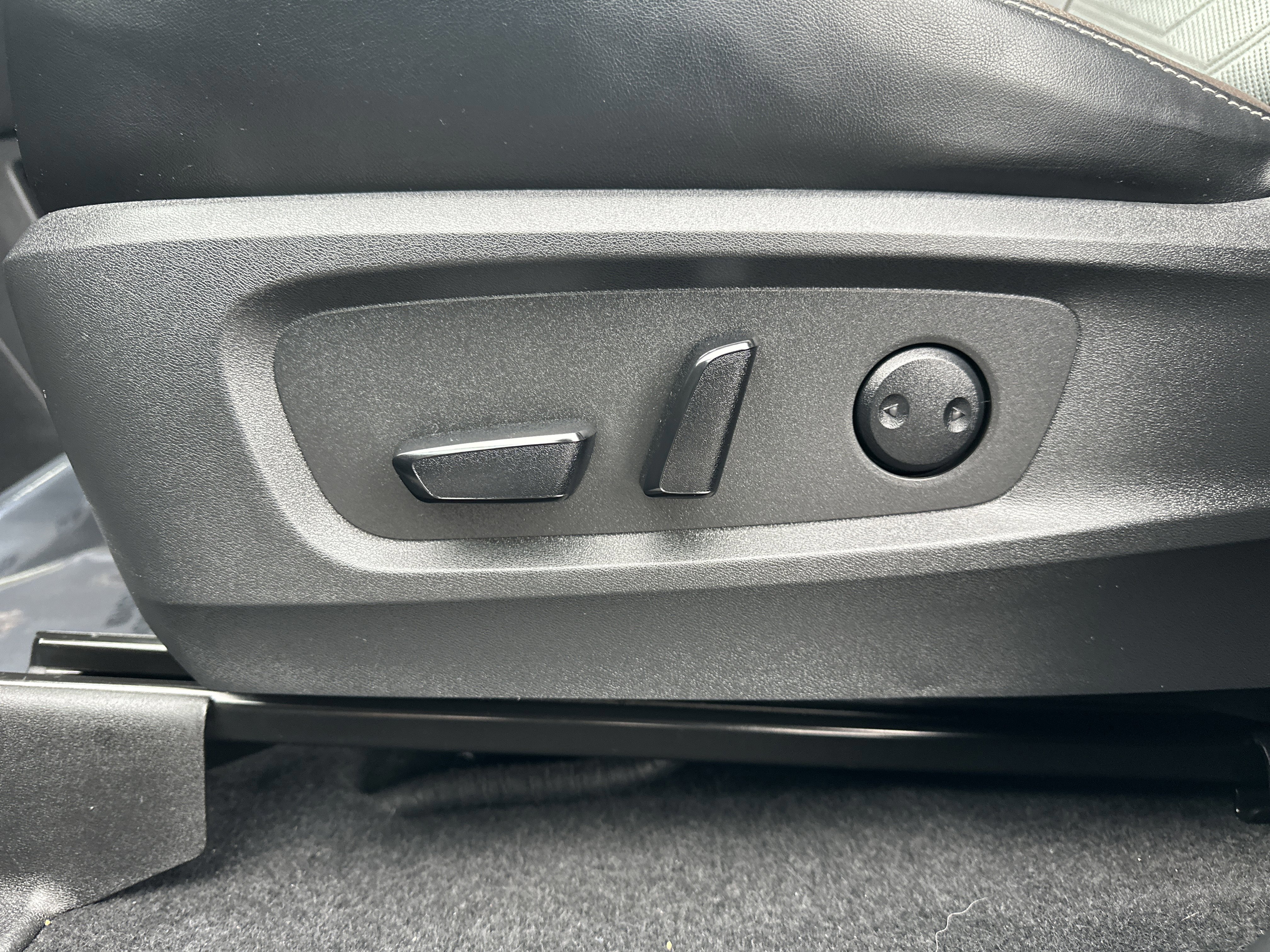 Used 2022 Nissan Pathfinder Platinum w/ Cargo Package image 16