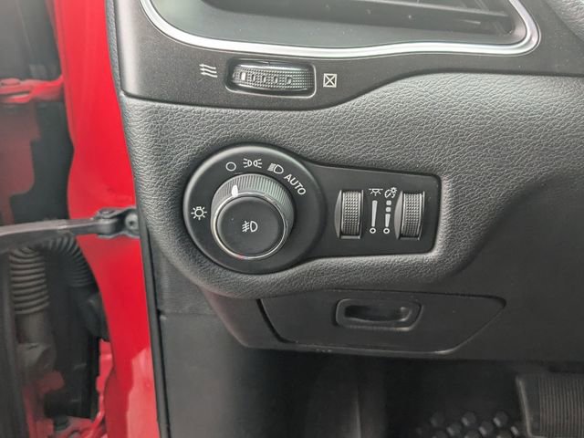 Used 2019 Jeep Cherokee Trailhawk AWD/4WD image 12